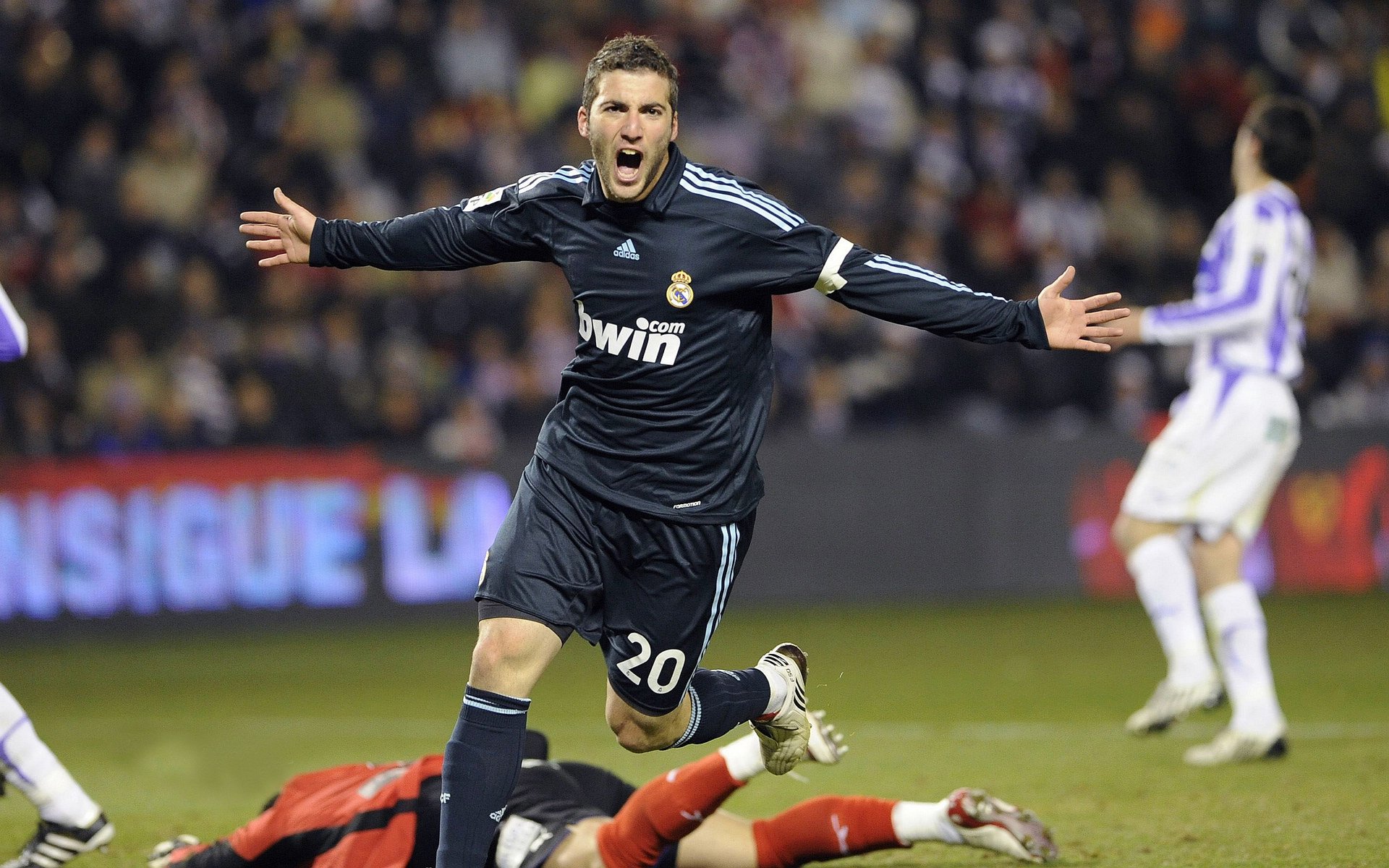 赛道上的无人驾驶赛车试验,无人驾驶智能车比赛